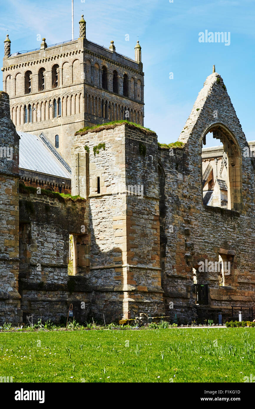 Vue sur la cathédrale et Palais de l'archevêque à Southwell, Nottinghamshire, Angleterre, Royaume-Uni. Banque D'Images