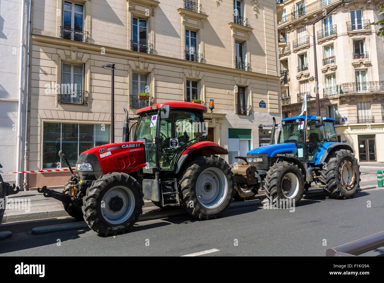 Paris, France. Vue de côté, politique, démonstration des agriculteurs français avec tracteurs des années 1000, stationné, blocage dans la rue, Farmers France Banque D'Images