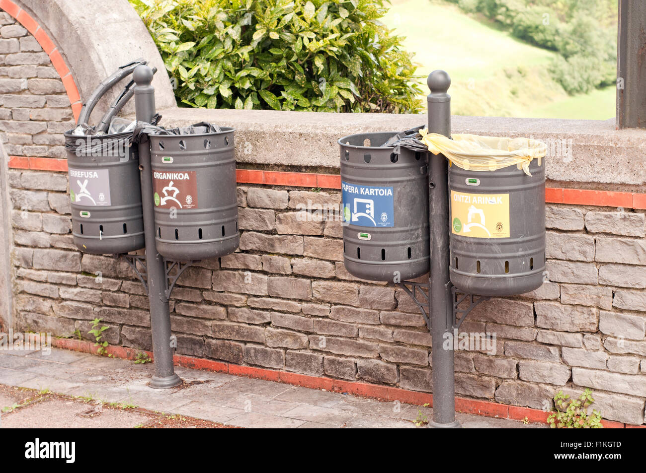 La séparation des déchets et bacs de recyclage en Pays Basque. L'Espagne. Banque D'Images