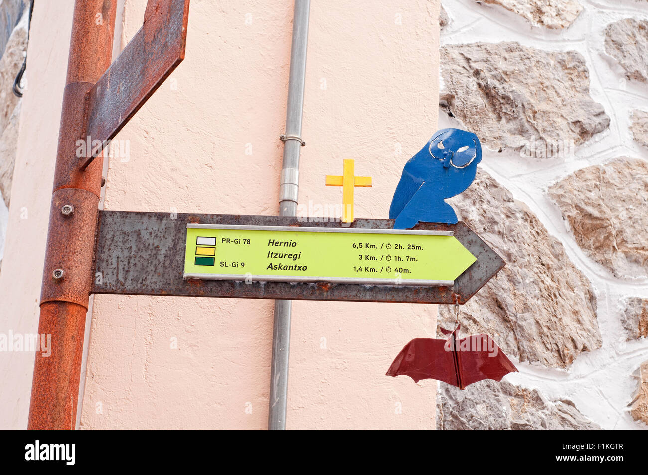 Panneau indiquant la direction de diverses routes de montagnes, designde par Koldobika Jauregi, sur Ernio. Alikza. Gipuzkoa. Pays Basque. Banque D'Images