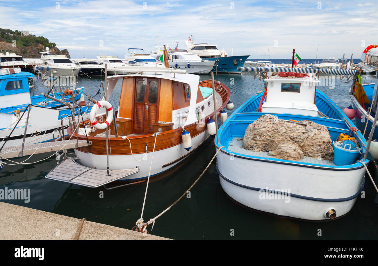 Bateaux de pêche en bois amarré à Lacco Ameno port, l'île d'Ischia, Italie Banque D'Images