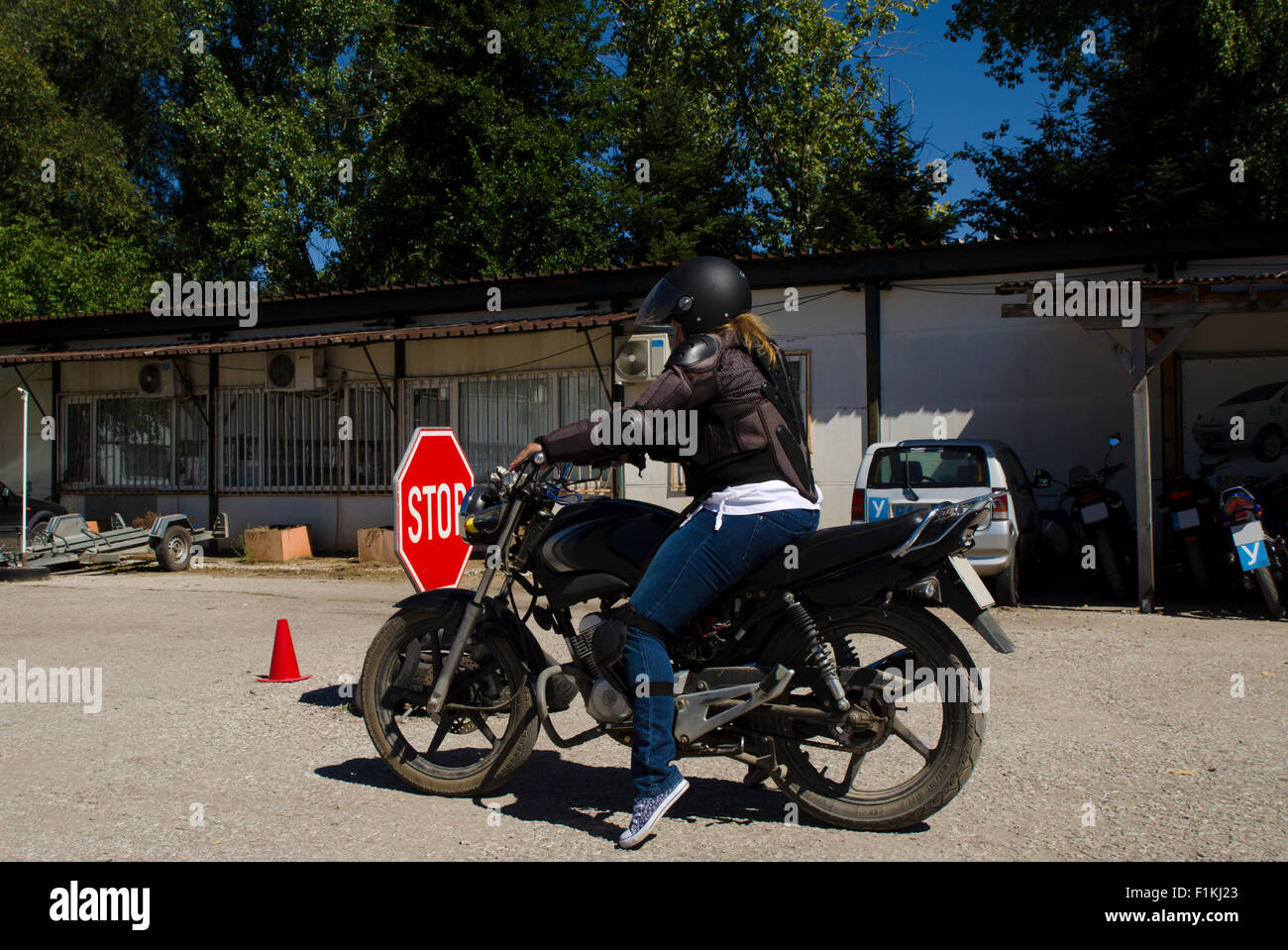 Jeune dame à un cours de conduite moto Banque D'Images