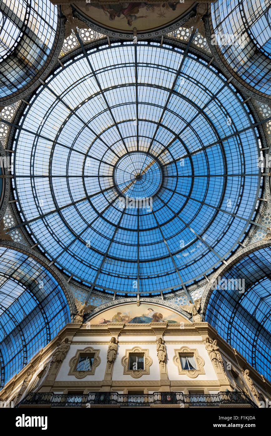 Photo de l'arcade historique ou couverts luxury shopping mall, Galleria Vittorio Emanuele II à Milan, Italie Banque D'Images