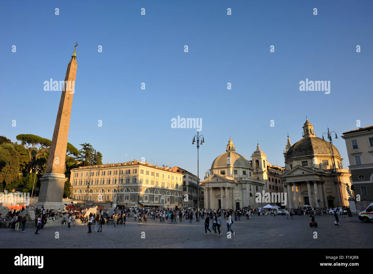 Italie, Rome, Piazza del Popolo, obélisque et églises de Santa Maria di Montesanto (à gauche) et Santa Maria dei Miracoli (à droite) Banque D'Images