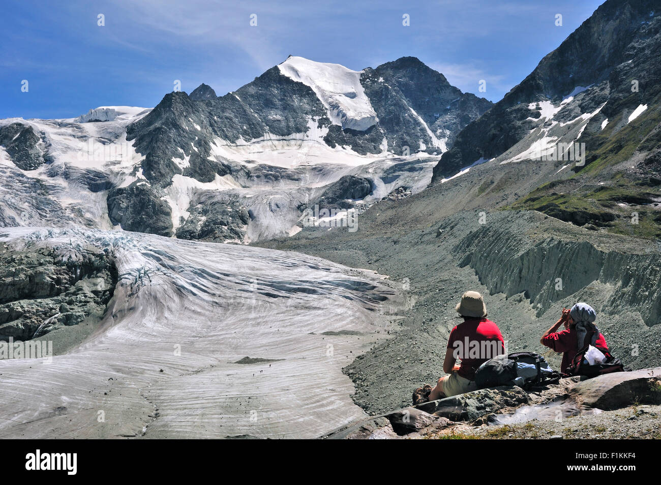 Les randonneurs de montagne / les randonneurs se reposant avec vue sur le glacier de Moiry dans les Alpes Pennines, Valais / Wallis (Suisse) Banque D'Images