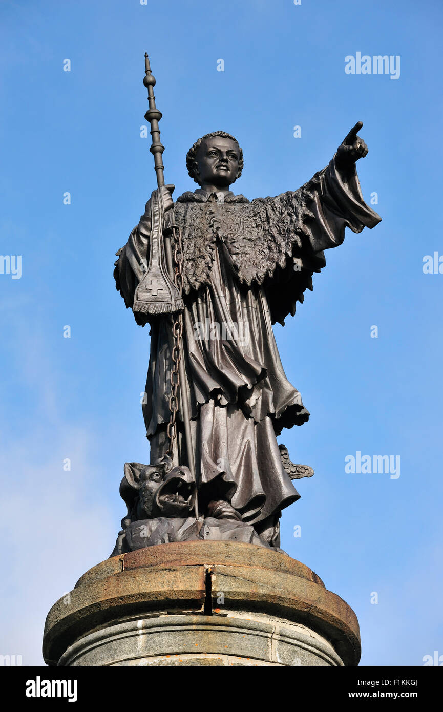 Statue de Saint Bernard au grand St Bernard Pass / Col du Grand-Saint-Bernard dans les Alpes Suisses, Suisse Banque D'Images