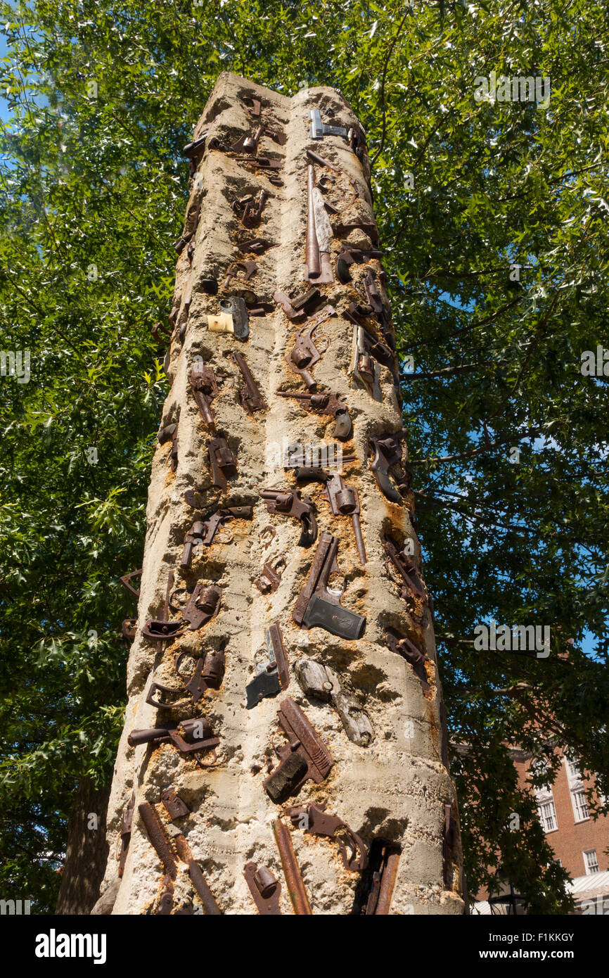 Sculpture totem des armes à feu par Boris Bally à Providence Rhode Island Banque D'Images