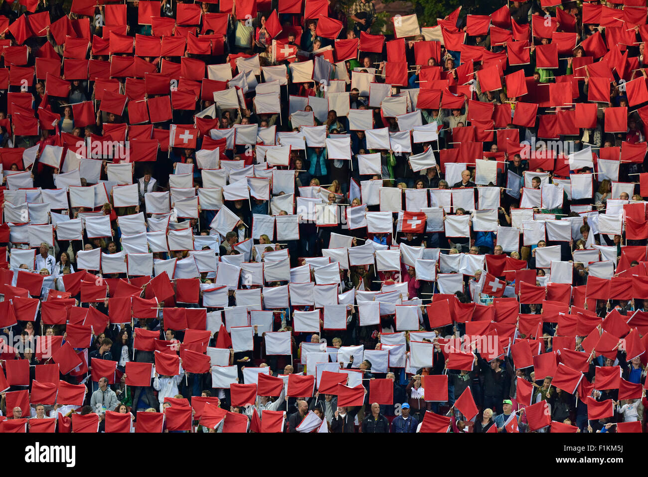 Zurich, Suisse. 06Th Nov, 2015. Fans à la grande tribune du stade du Letzigrund de Zurich forment la croix suisse, l'emblème de la Suisse à l'IAAF Diamond League 2015 Réunion d'athlétisme de Zurich. Crédit : Erik Tham/Alamy Live News Banque D'Images