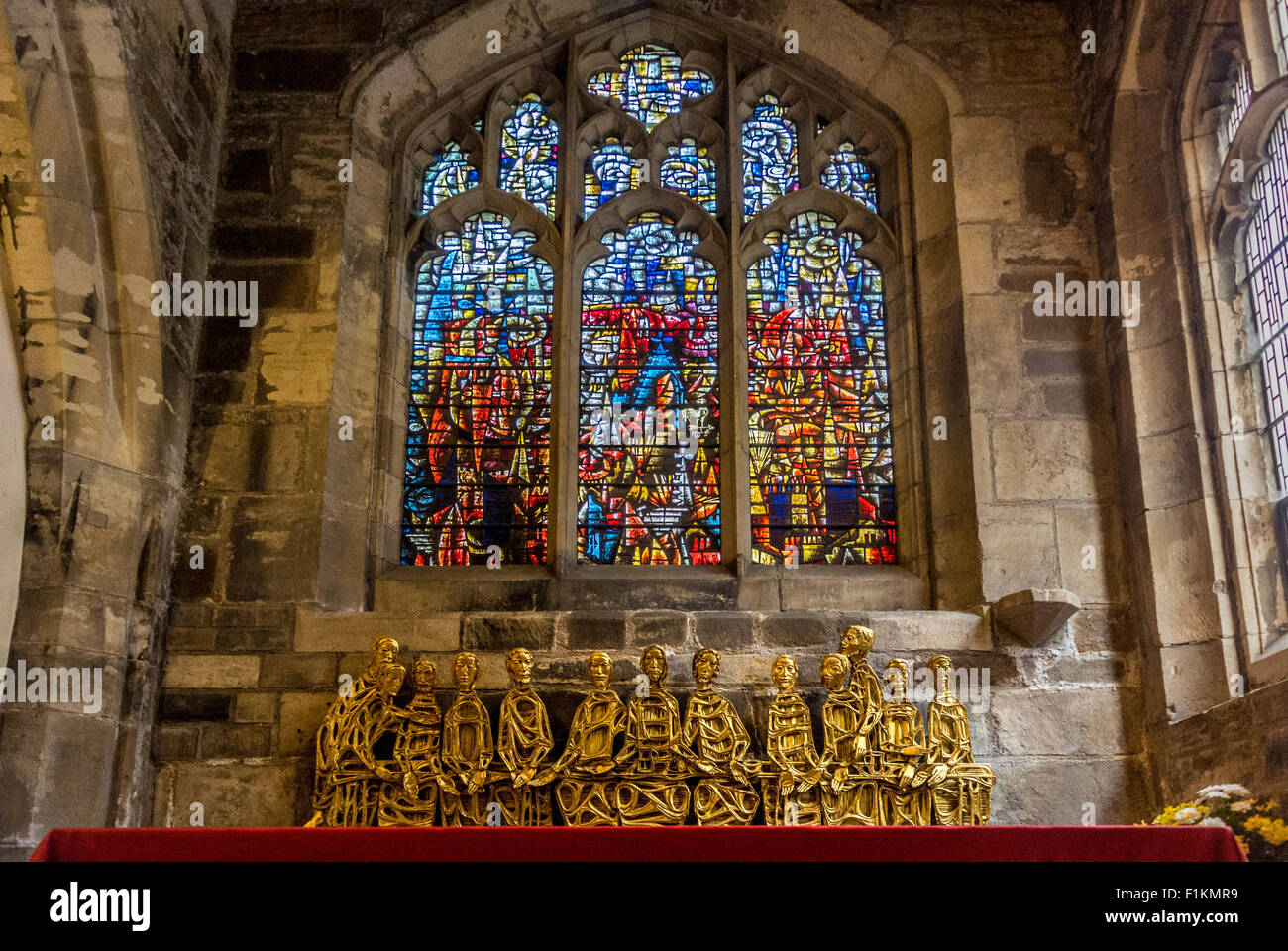 Sculpture par Frank Roper, 1967. Conçu comme un retable pour l'autel, il représente la Dernière Cène, en aluminium, peint l'or. Banque D'Images