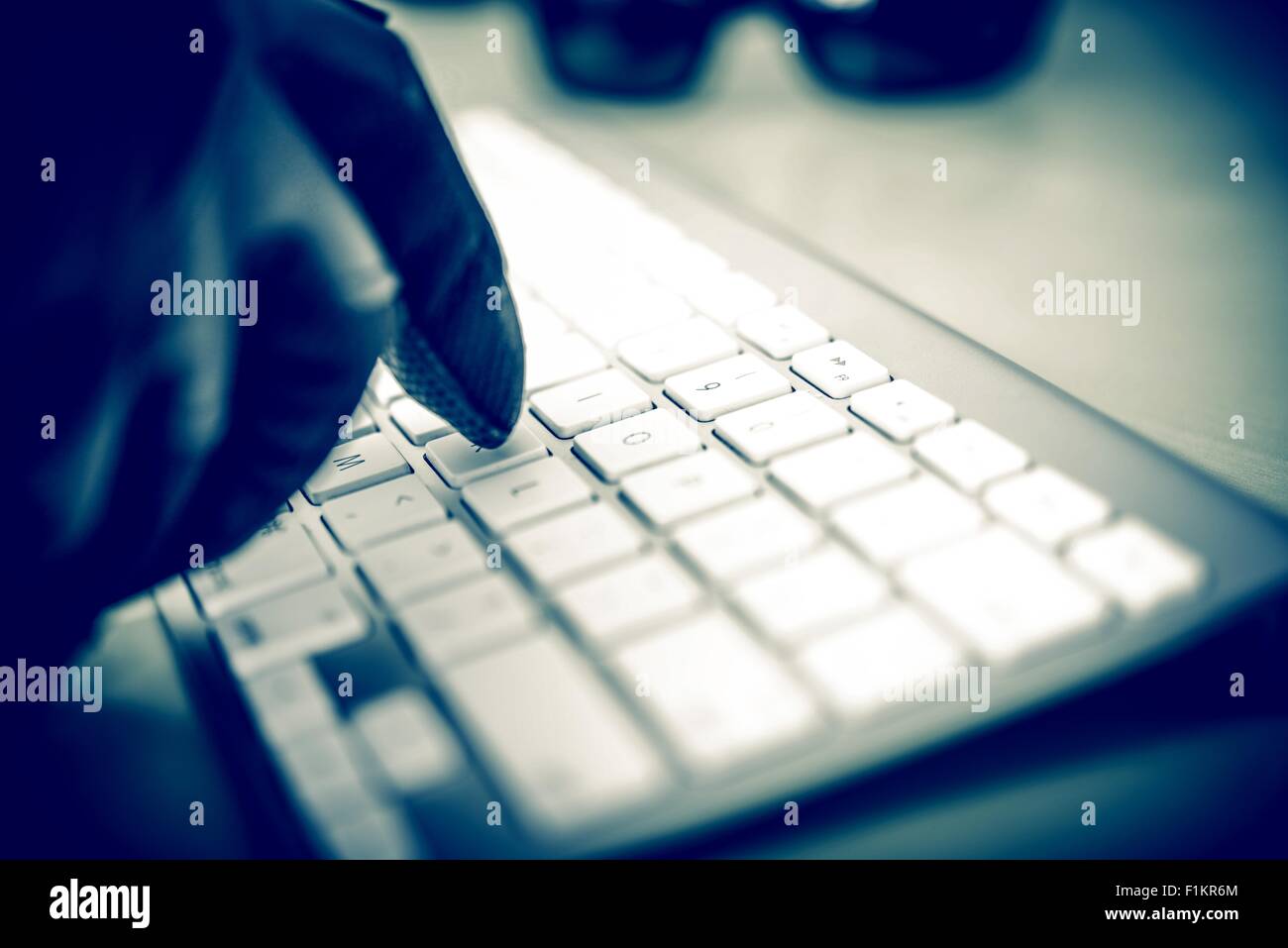Hacker en travail. Hacker part en noir Gant de saisie au clavier. Photo Gros plan Concept. Banque D'Images