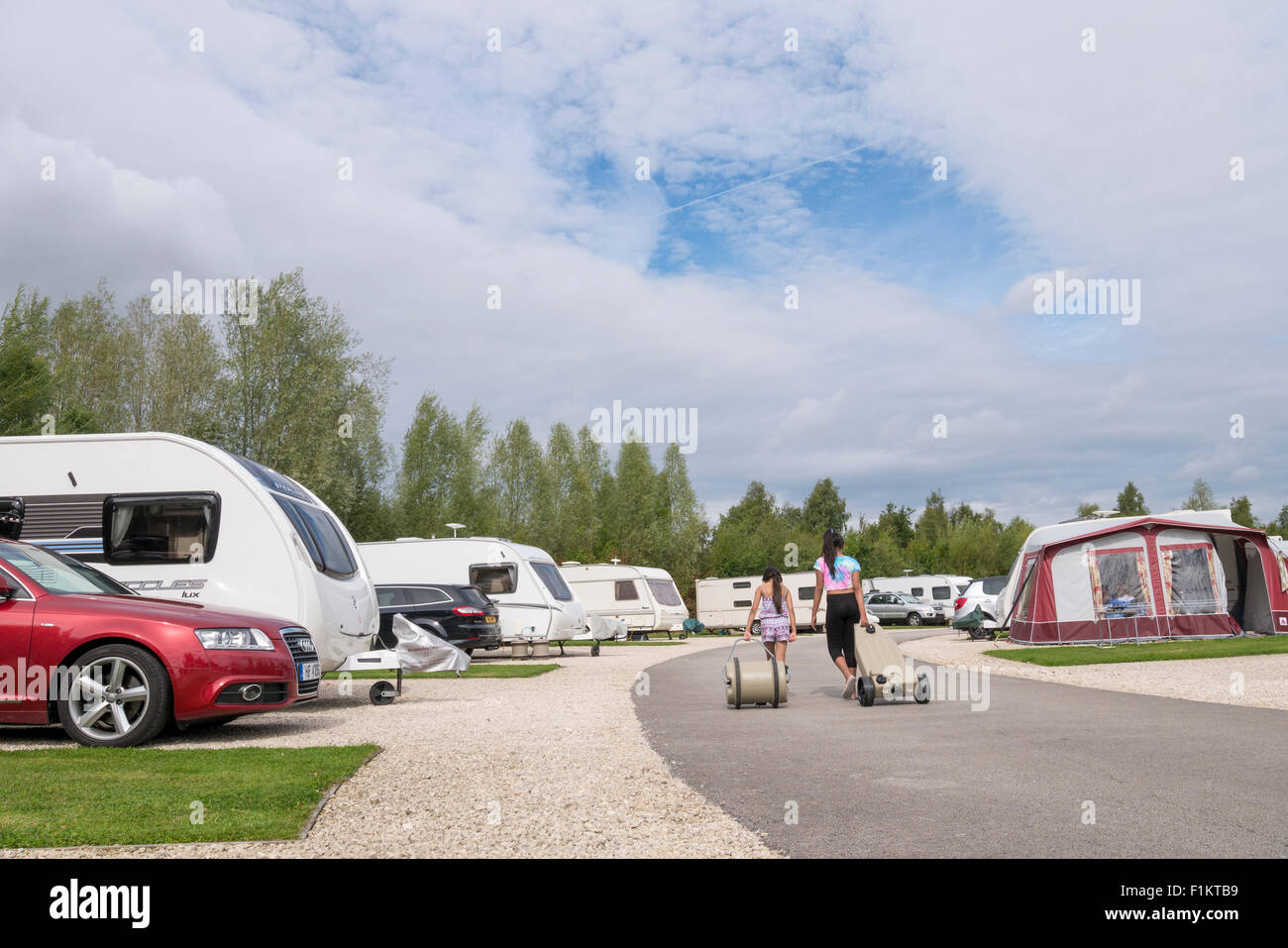 Aider les filles dans un caravan park, Peak District, UK Banque D'Images