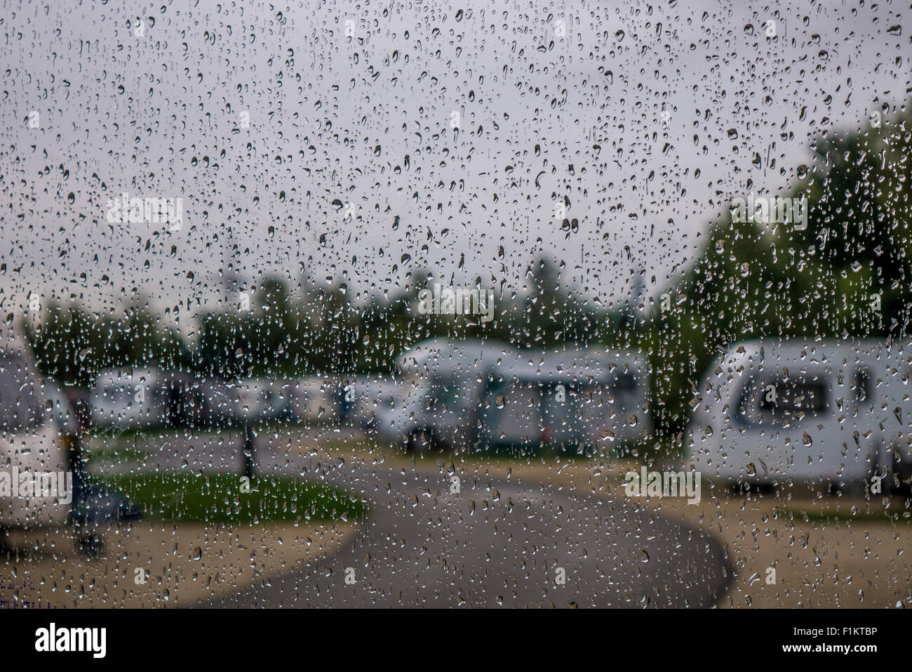 Caravan Park par le biais de gouttes de pluie sur la fenêtre Banque D'Images