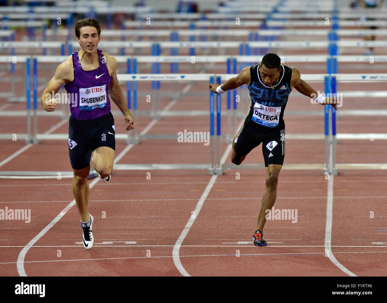 Zurich, Suisse. 06Th Nov, 2015. Champion du monde Sergey Shubenkov (RUS, gauche) bat Orlando Ortega (CUB) au 110m haies hommes Course Diamant de l'IAAF Diamond League 2015 Réunion d'athlétisme de Zurich. Crédit : Erik Tham/Alamy Live News Banque D'Images