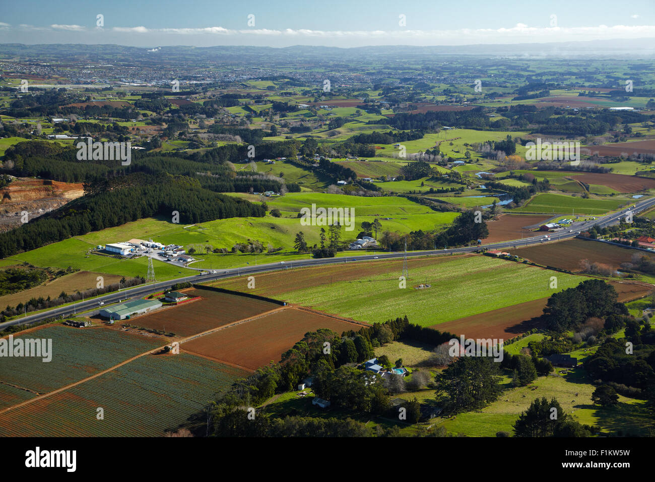 Autoroute du Sud et des terres agricoles, Bombay Hills, South Auckland, île du Nord, Nouvelle-Zélande - vue aérienne Banque D'Images