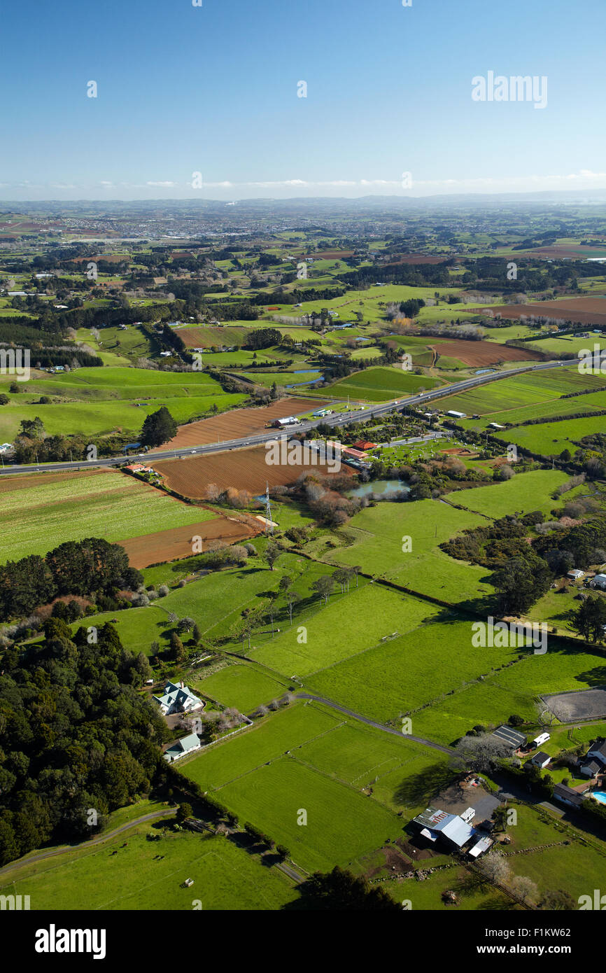 Les terres agricoles et le Sud de l'Autoroute, Bombay Hills, South Auckland, île du Nord, Nouvelle-Zélande - vue aérienne Banque D'Images
