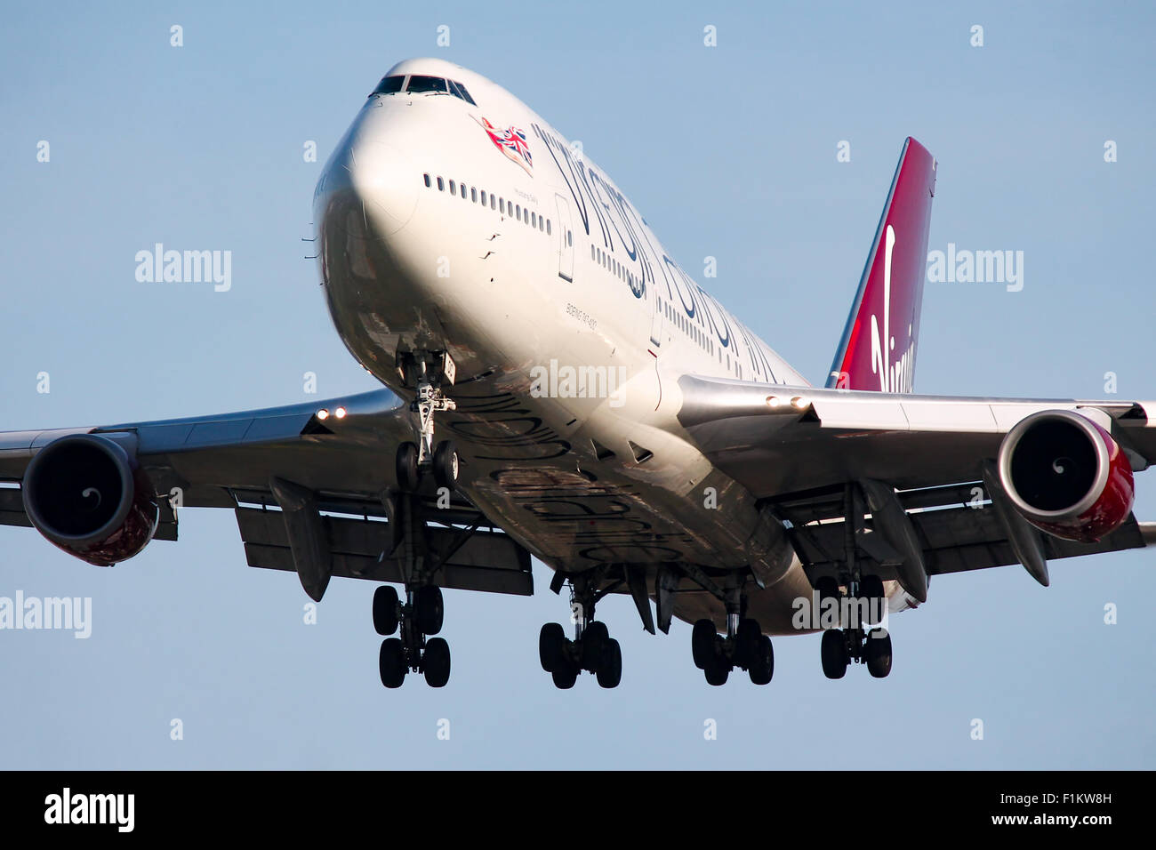 Virgin Atlantic approches Boeing 747-400 de la piste 27L à l'aéroport Heathrow de Londres. Banque D'Images