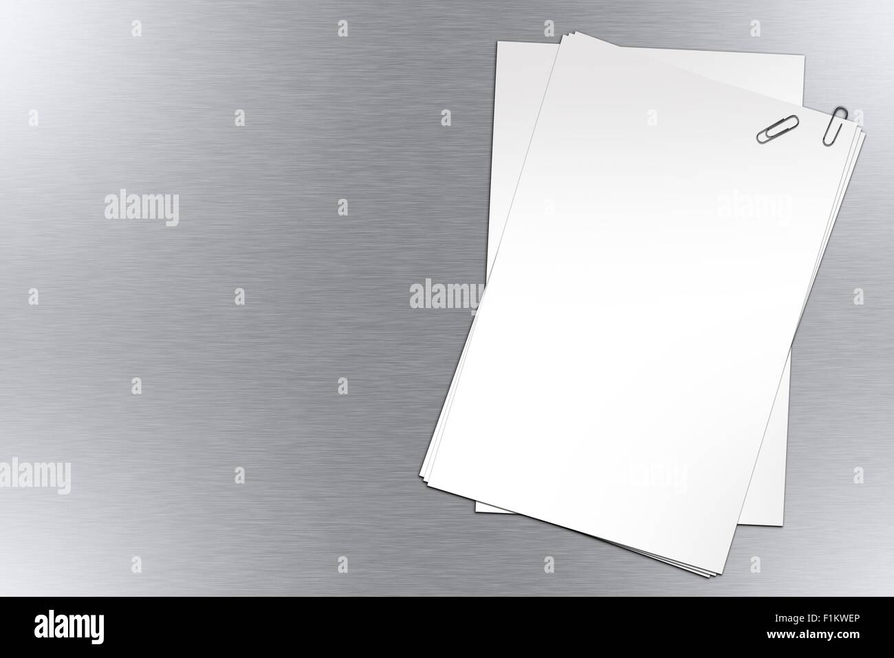 Documents en blanc sur fond de métal poli. Banque D'Images