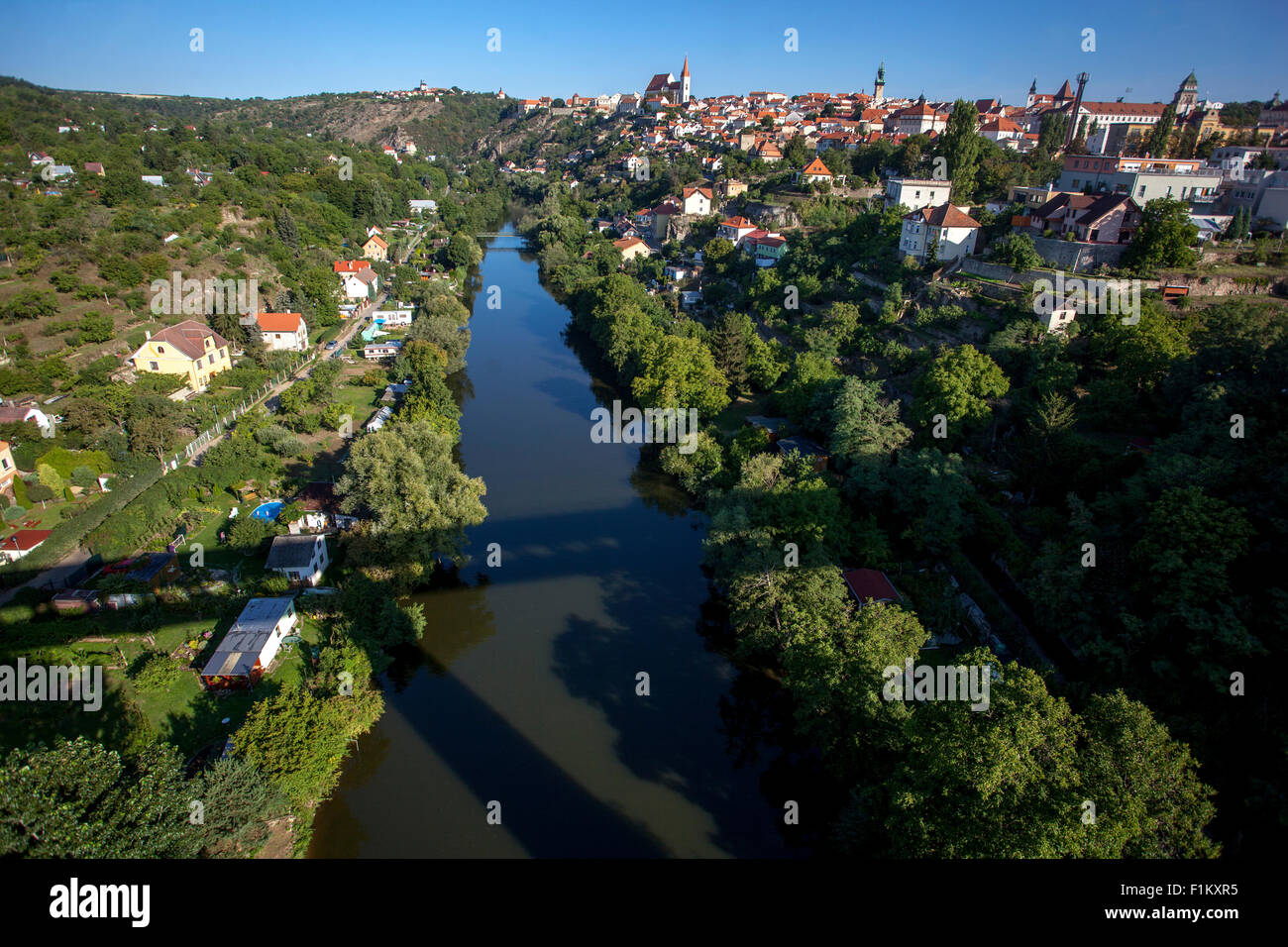 Znojmo, rivière Dyje, pont de chemin de fer l'ombre, South Moravia, République Tchèque, Europe Banque D'Images