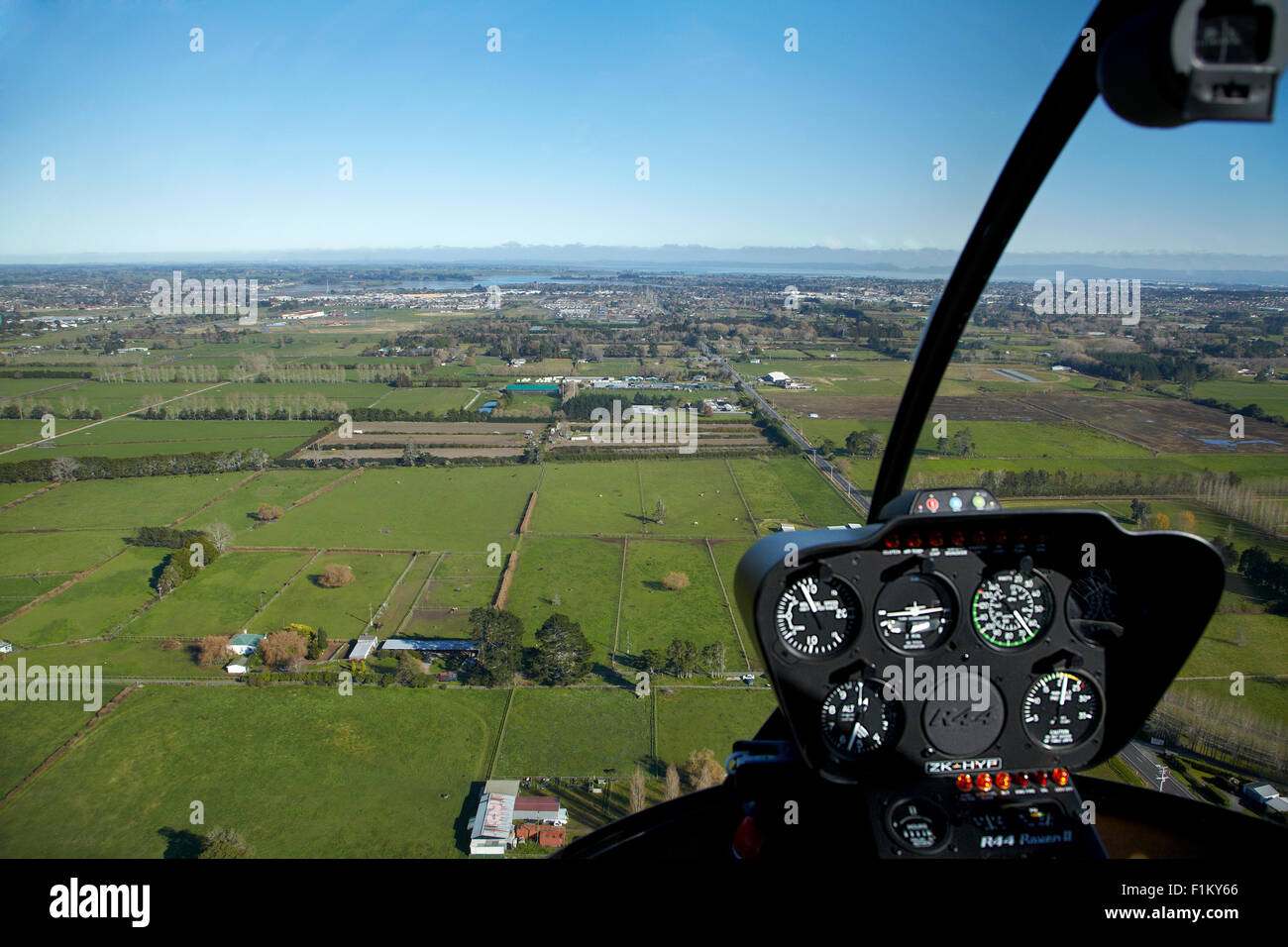 Route de l'aérodrome et des terres agricoles vu de l'hélicoptère Robinson R44, Ardmore, South Auckland, île du Nord, Nouvelle-Zélande - vue aérienne Banque D'Images