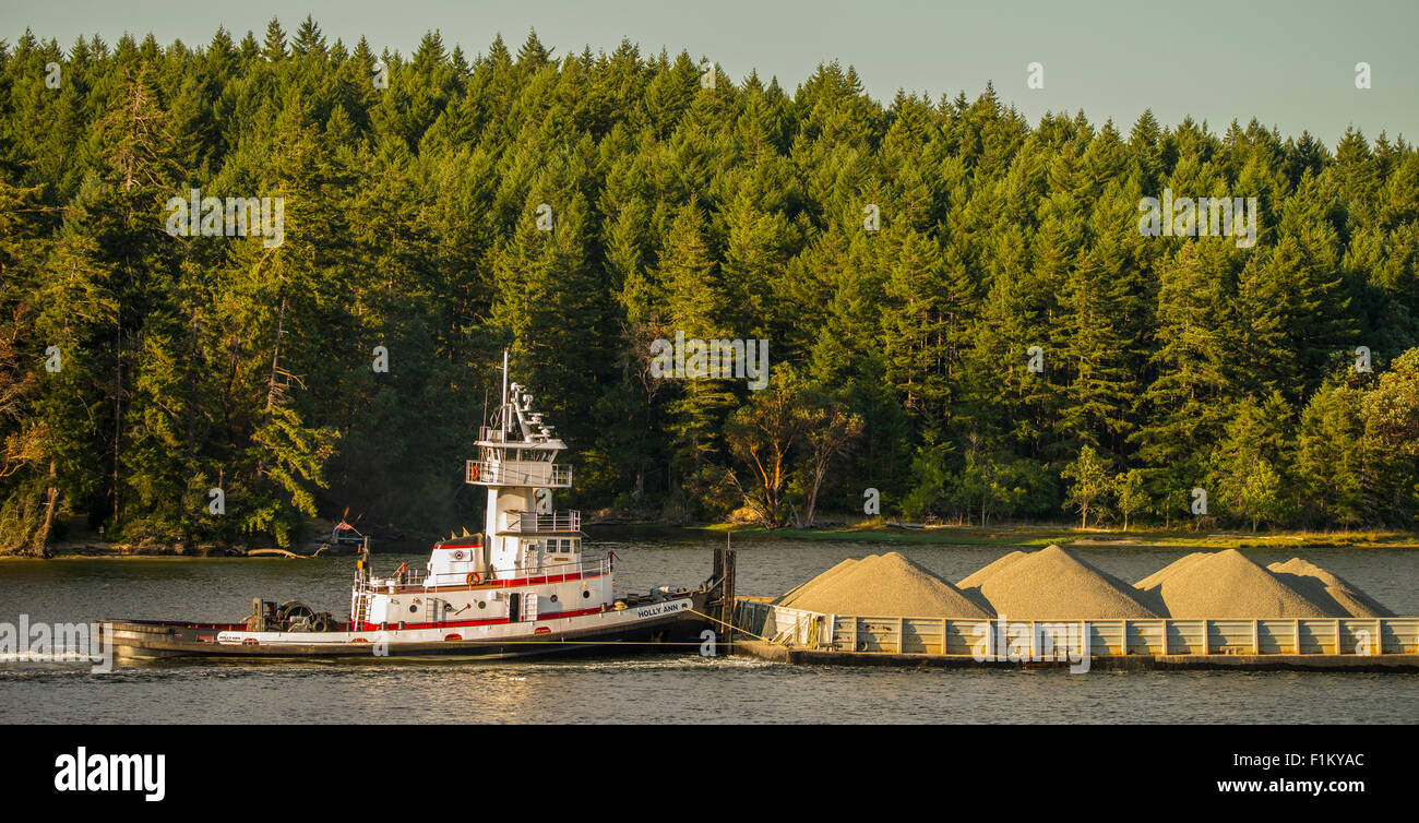 Grande barge et Remorqueur transportant du gravier pour site industriel de Puget Sound, Olympia, État de Washington Banque D'Images