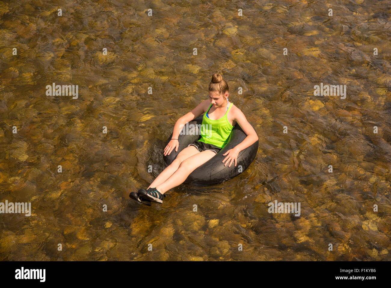 Le flottant de la rivière Boise, tubes de jeune fille de la rivière. Ville de Boise, Idaho, États-Unis Banque D'Images