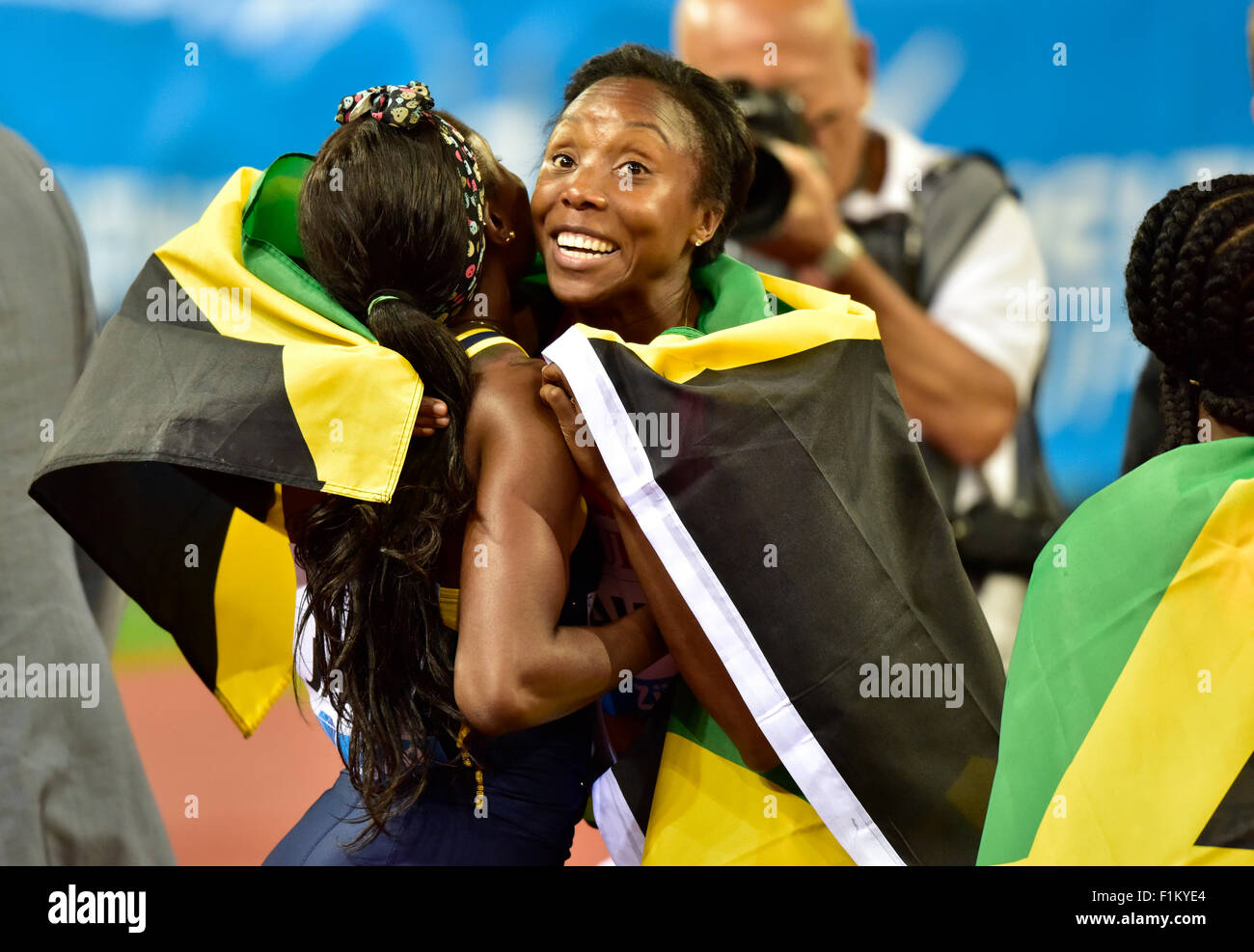 Zurich, Suisse, 06th Nov, 2015. Elaine Thompson (à gauche) est les câlins par Natasha Morrison après la victoire et nouveau compte rendu de la Jamaïque du 4x100m de l'équipe féminine de relais qui bat Team USA à l'IAAF Diamond League 2015 Réunion d'athlétisme de Zurich. Crédit : Erik Tham/Alamy Live News Banque D'Images