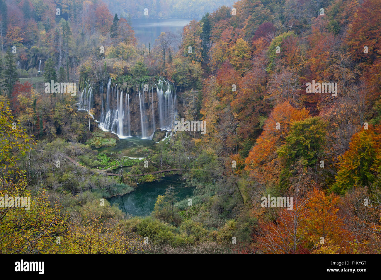 Grande Cascade Fizzler en automne, parc national des Lacs de Plitvice, Lika, Croatie Banque D'Images