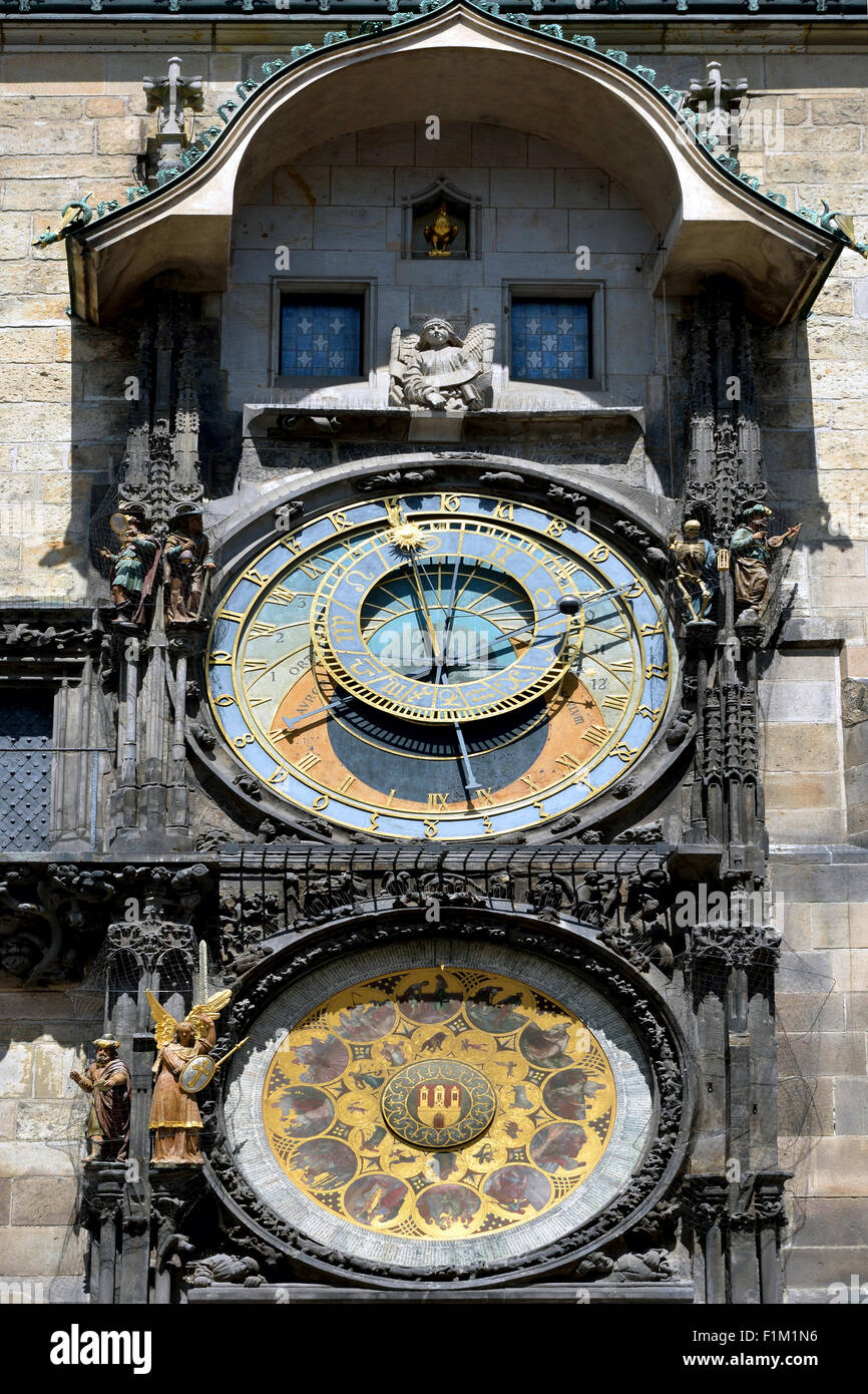 Horloge astronomique à l'Ancien hôtel de ville de Prague en République tchèque. Banque D'Images
