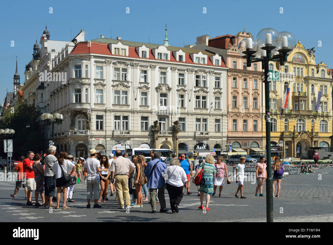 Groupe de touristes sur la place de la vieille ville de Prague en République tchèque. Banque D'Images