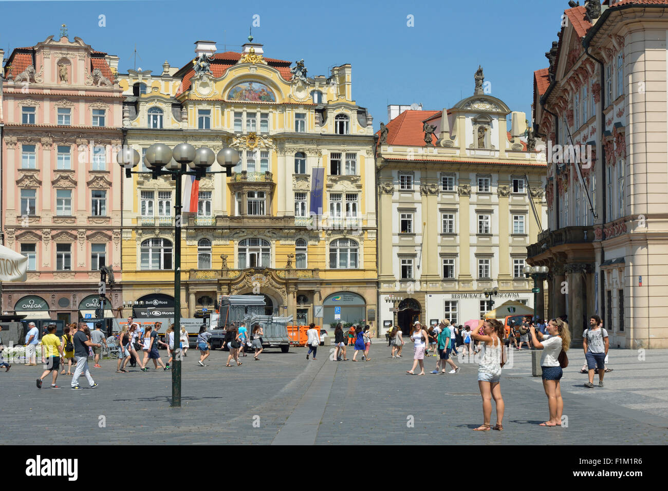Les touristes à la place de la vieille ville de Prague en République tchèque. Banque D'Images