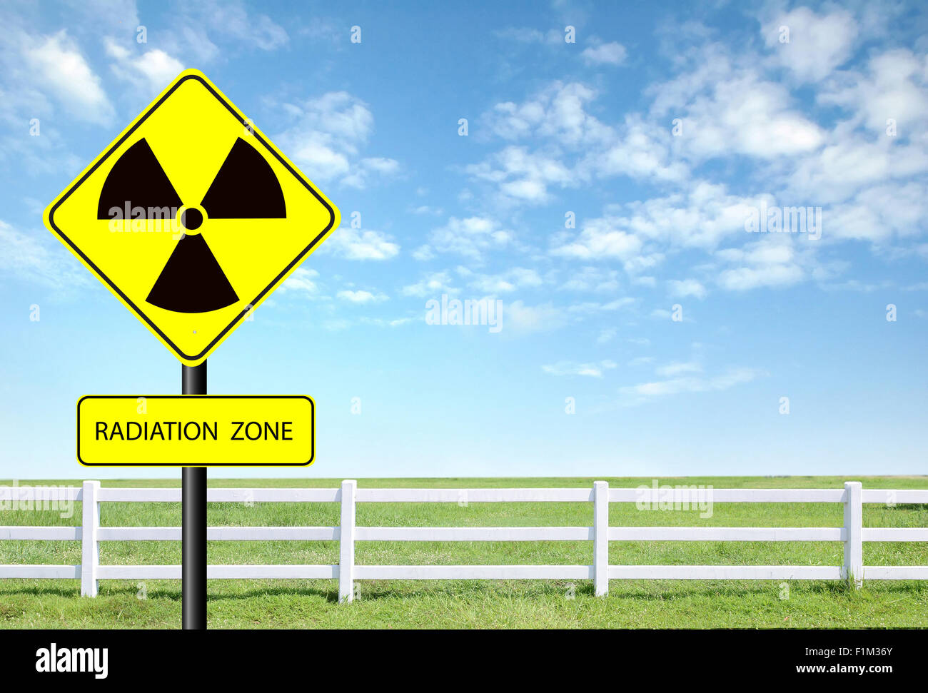 Symbole de mise en garde contre les rayonnements nucléaires avec ciel bleu Banque D'Images
