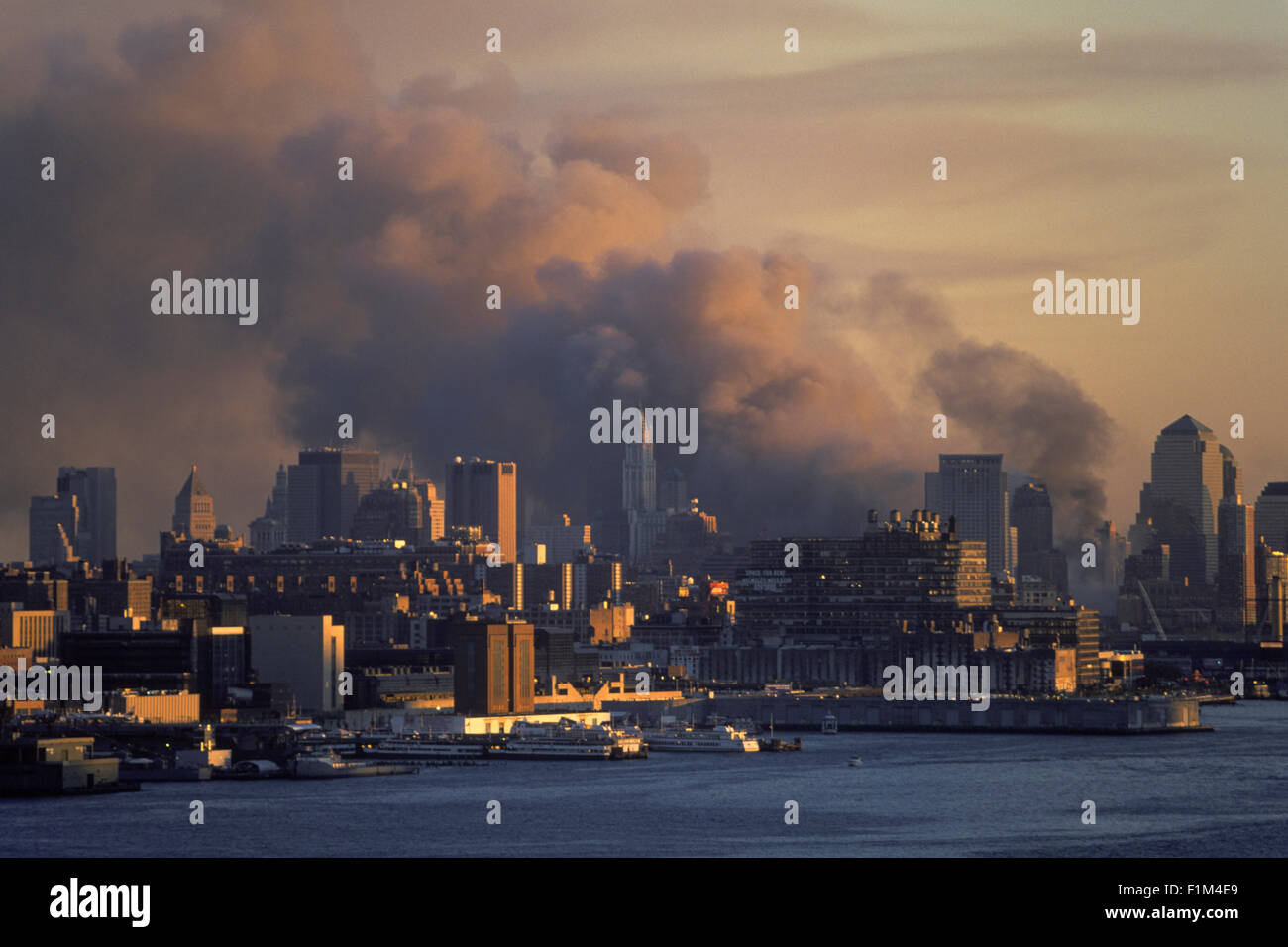 HISTORIQUE 11 SEPTEMBRE 2001 WORLD TRADE CENTER ATTAQUE NEW YORK CITY USA 7,00 PM FUMÉE APRÈS L'EFFONDREMENT Banque D'Images