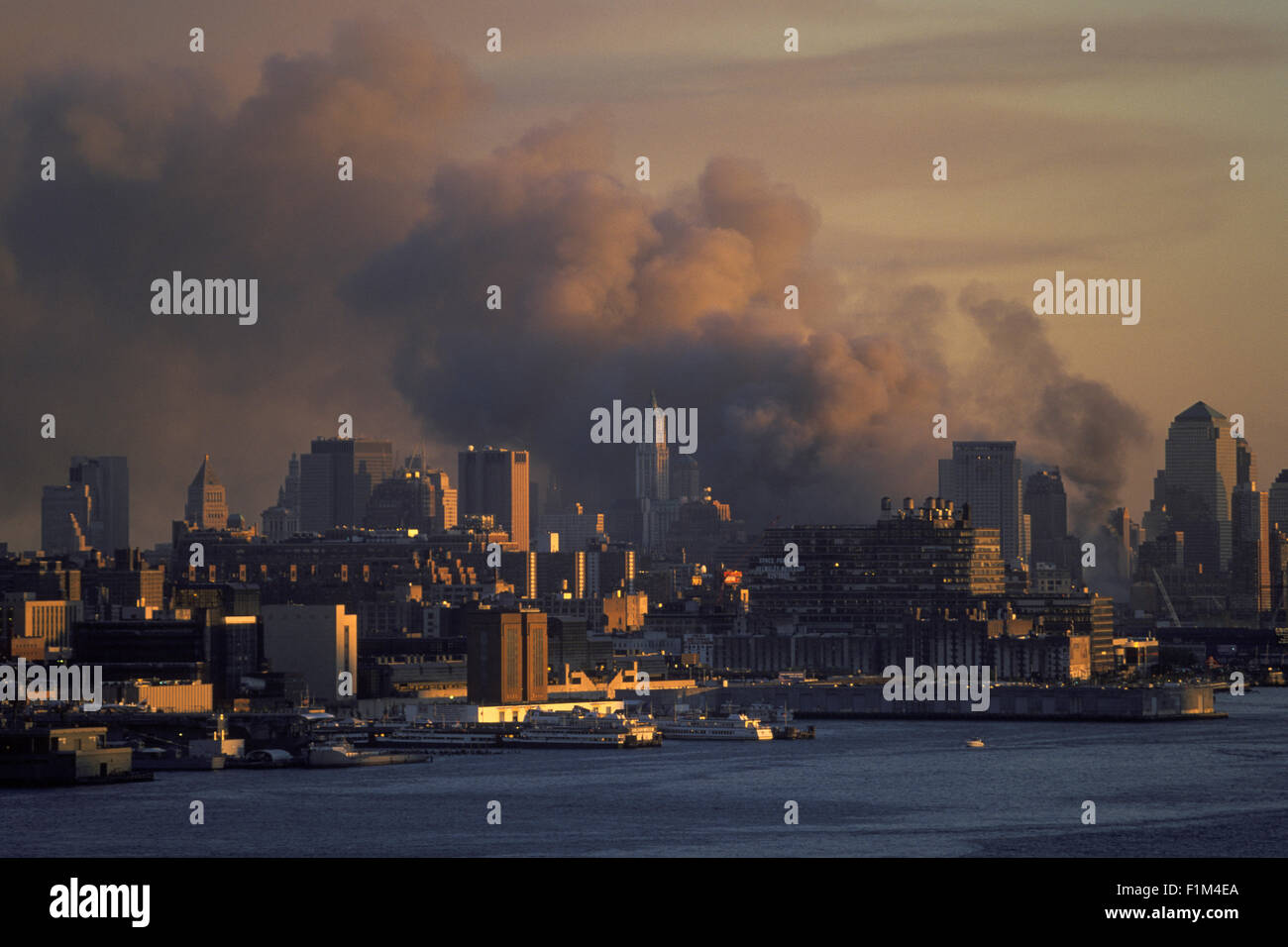 Le 11 septembre 2001 HISTORIQUE WORLD TRADE CENTER NEW YORK États-unis attaque 19H00 LA FUMÉE D'EFFONDREMENT Banque D'Images