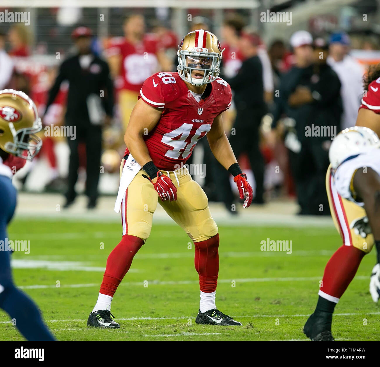 La mi-temps. Sep, 2015 3. San Francisco 49ers de secondeur Shayne Skov (48) en action au cours de la NFL football match entre les San Diego Chargers et les San Francisco 49ers à Levi's Stadium à Santa Clara, CA. Les Niners conduire les chargeurs 8-6 a la mi-temps. Damon Tarver/Cal Sport Media/Alamy Live News Banque D'Images