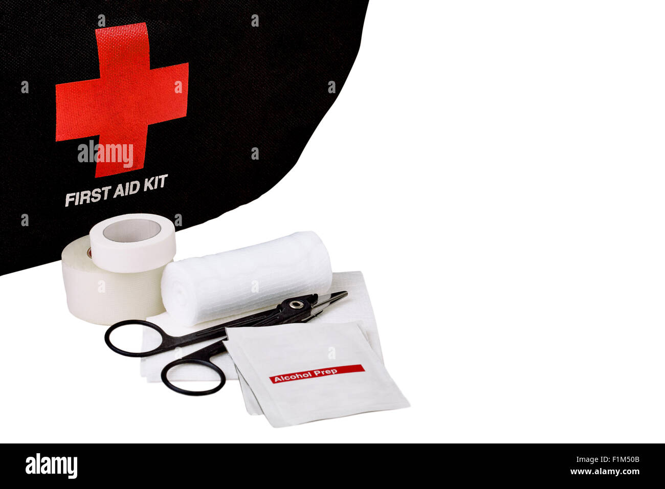 Trousse de secours sac avec bandage de gaze blanc rouleau et tampon avec de l'alcool essuye, ciseaux et ruban médical médical isolé sur blanc Banque D'Images