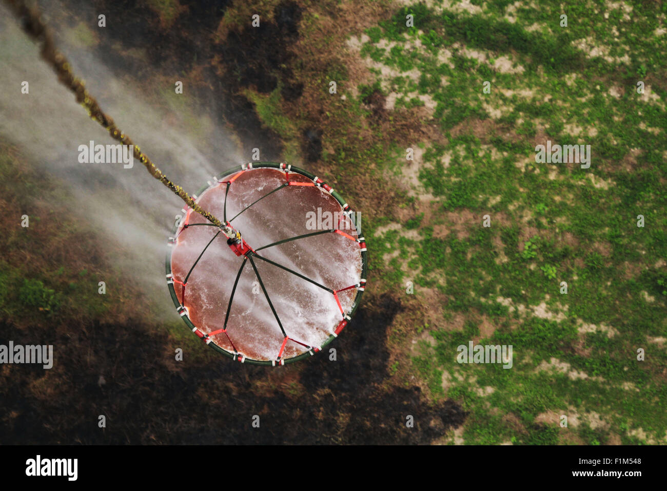Kubu Raya, Kalimantan Barat, Indonésie. Sep, 2015 3. L'ouest de Kalimantan, Indonésie - 04 SEPTEMBRE : un hélicoptère pulvérise de l'eau sur la superficie forestière brûlée à Kubu Raya sur Septmber 03, 2015 dans l'ouest de Kalimantan, en Indonésie. L'Indonésie de l'Agence nationale d'atténuation des catastrophes (BNPB) a présenté des mesures de prévention des incendies qui se sont produits au cours des dernières années dans les zones de plantations à Sumatra et Kalimantan. La cause des incendies qui ont traversé à travers la brume des pays voisins de Singapour, de la Malaisie et de la Thaïlande. Credit : Sijori Images/ZUMA/Alamy Fil Live News Banque D'Images
