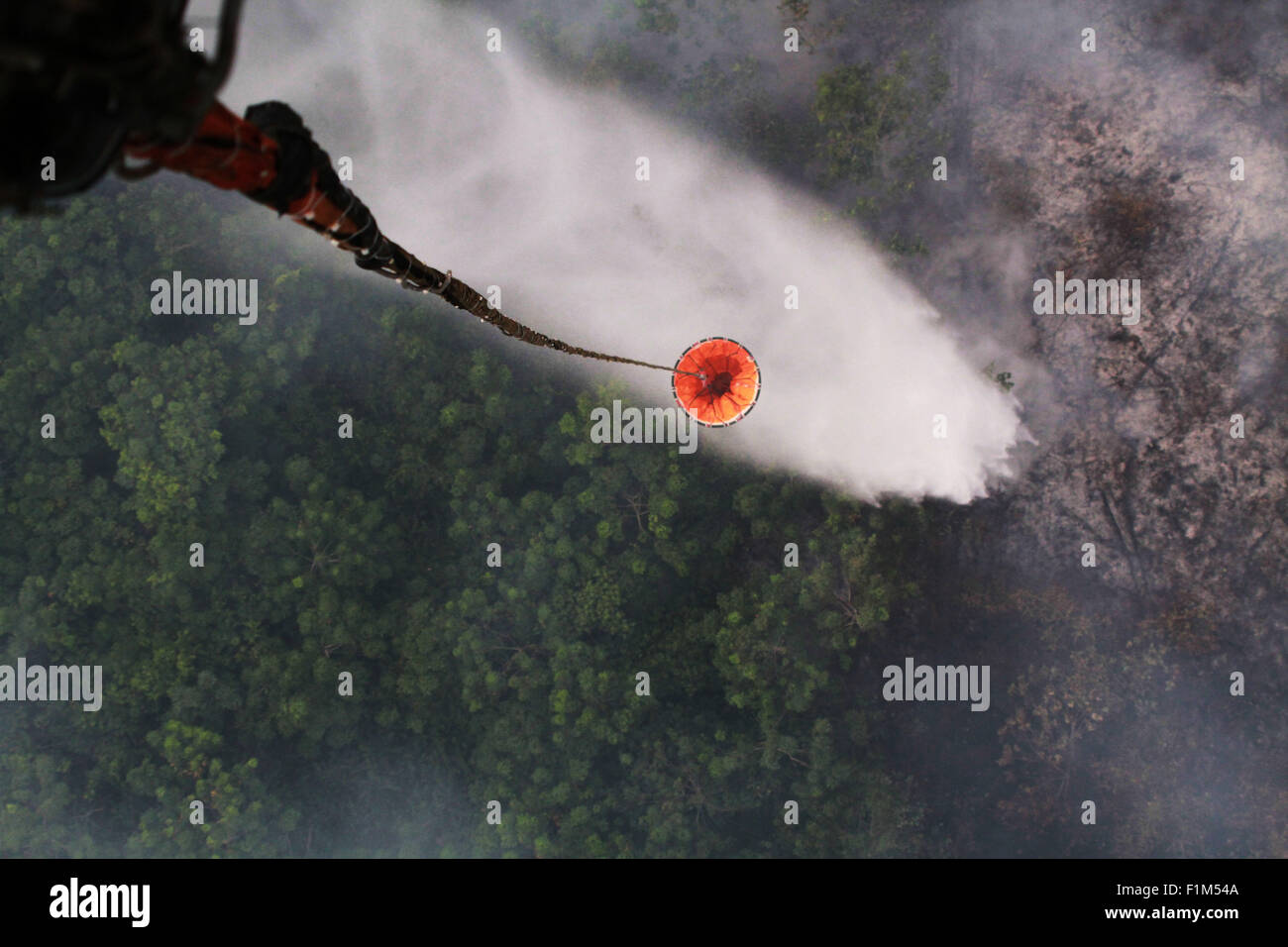 Kubu Raya, Kalimantan Barat, Indonésie. Sep, 2015 3. L'ouest de Kalimantan, Indonésie - 04 SEPTEMBRE : un hélicoptère pulvérise de l'eau sur la superficie forestière brûlée à Kubu Raya sur Septmber 03, 2015 dans l'ouest de Kalimantan, en Indonésie. L'Indonésie de l'Agence nationale d'atténuation des catastrophes (BNPB) a présenté des mesures de prévention des incendies qui se sont produits au cours des dernières années dans les zones de plantations à Sumatra et Kalimantan. La cause des incendies qui ont traversé à travers la brume des pays voisins de Singapour, de la Malaisie et de la Thaïlande. Credit : Sijori Images/ZUMA/Alamy Fil Live News Banque D'Images