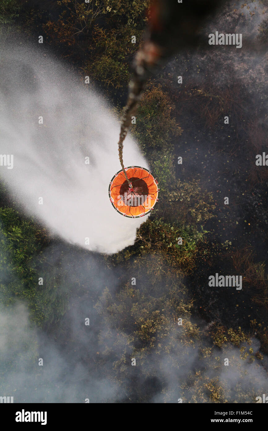 Kubu Raya, Kalimantan Barat, Indonésie. Sep, 2015 3. L'ouest de Kalimantan, Indonésie - 04 SEPTEMBRE : un hélicoptère pulvérise de l'eau sur la superficie forestière brûlée à Kubu Raya sur Septmber 03, 2015 dans l'ouest de Kalimantan, en Indonésie. L'Indonésie de l'Agence nationale d'atténuation des catastrophes (BNPB) a présenté des mesures de prévention des incendies qui se sont produits au cours des dernières années dans les zones de plantations à Sumatra et Kalimantan. La cause des incendies qui ont traversé à travers la brume des pays voisins de Singapour, de la Malaisie et de la Thaïlande. Credit : Sijori Images/ZUMA/Alamy Fil Live News Banque D'Images