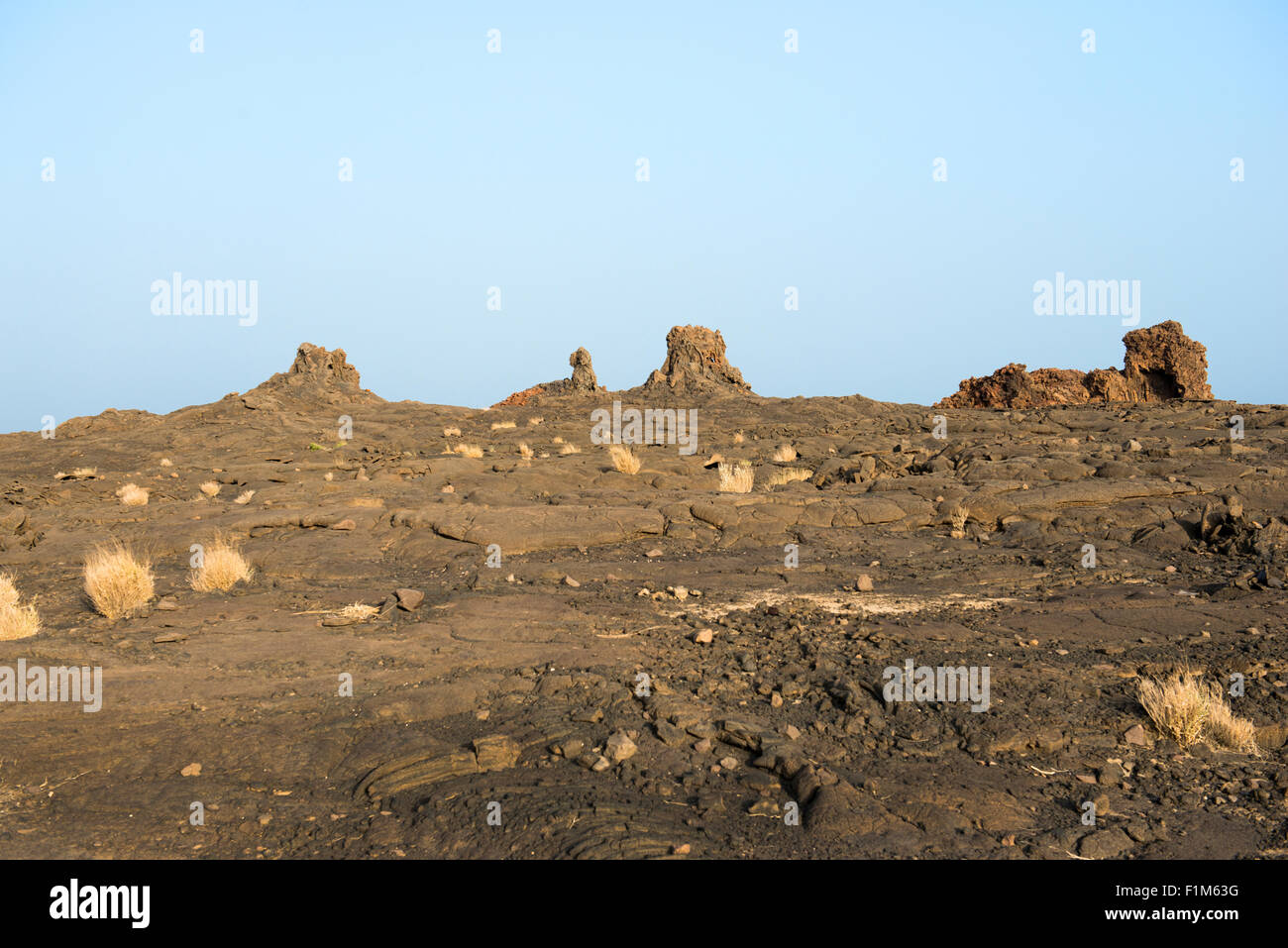 Paysages arides sombre sur la pente de volcan Erta Ale dans la dépression Danakil. Banque D'Images