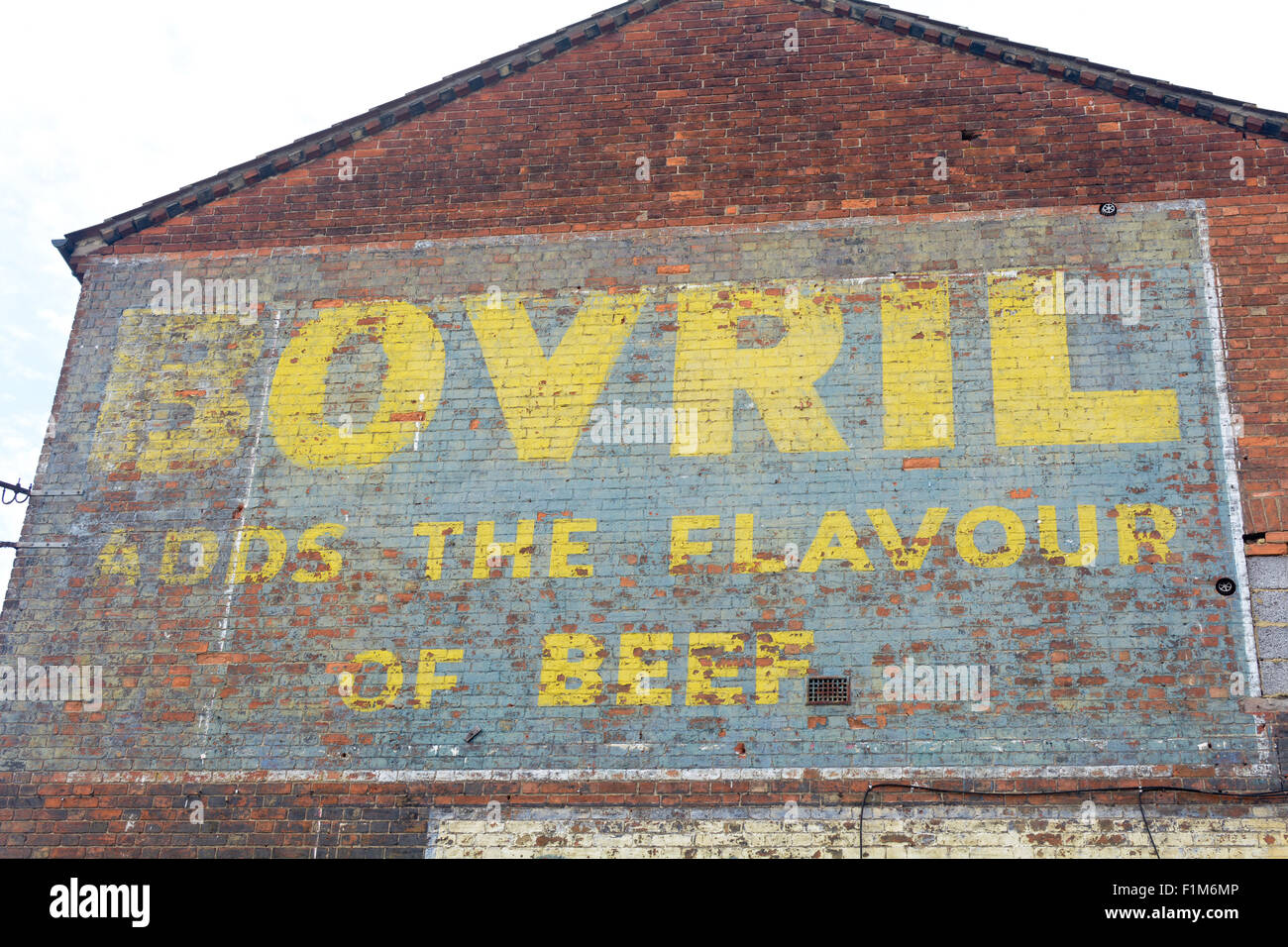 Vintage grand peint panneau publicitaire pour le boeuf Bovril verre sur mur sur la rue de l'Ouest à Bedford, Bedfordshire, Angleterre Banque D'Images