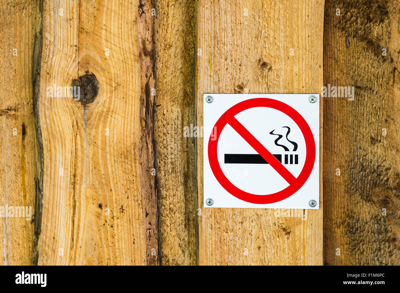 Aucun signe de fumer sur l'ancien mur en bois Banque D'Images