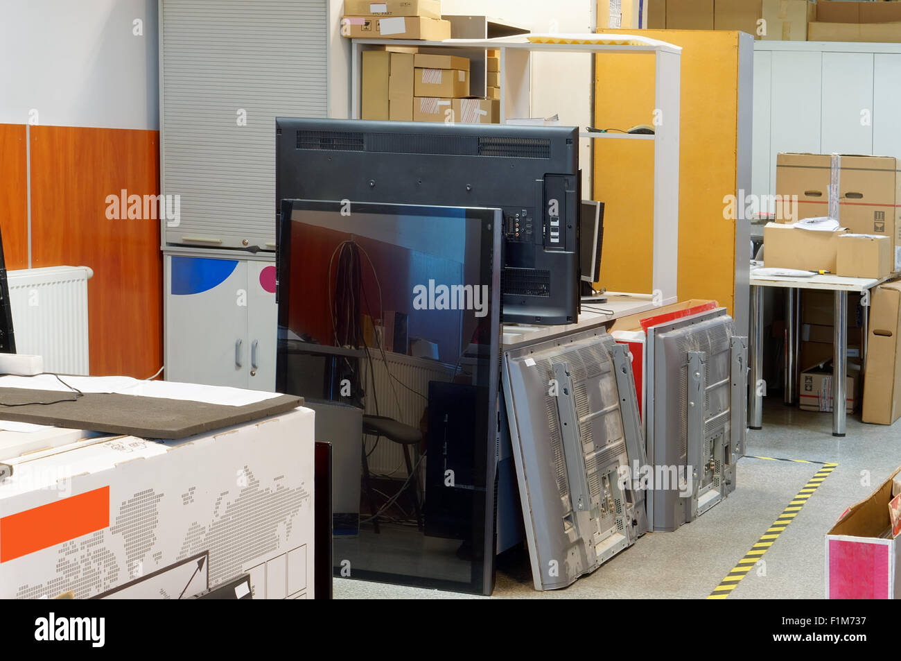 Magasin de pièces de rechange et les rejetés plat dans le petit centre de service. Pas trademrks. Éclairage intérieur. Banque D'Images