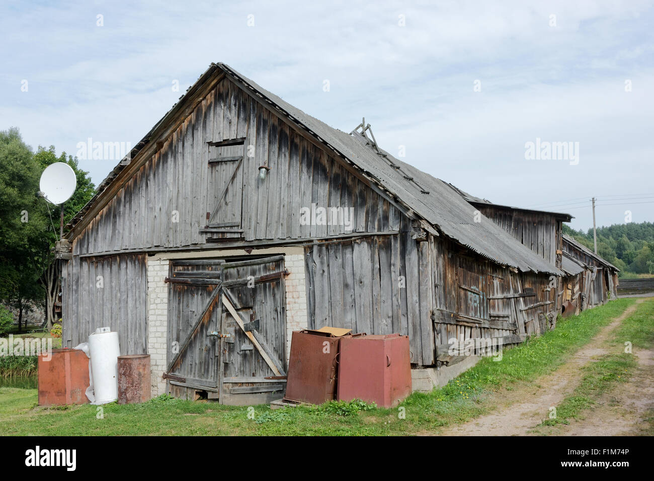 Aucun nom en bois créatifs abri rural perspective avec des poubelles. Paysage d'été rustique Banque D'Images