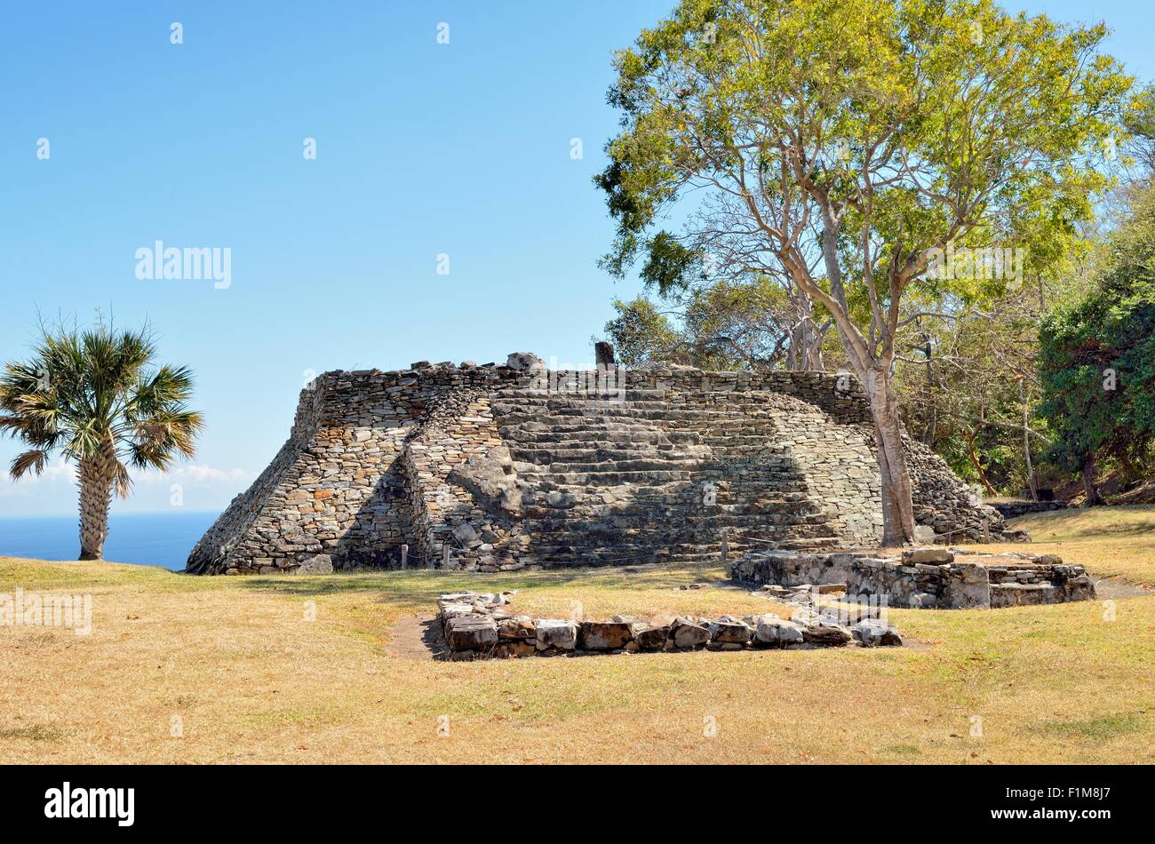 Vestiges d'une pyramide, site archéologique Quiahuiztlan ci-dessous Cerro los metates, Villa Rica, l'Etat de Veracruz, Mexique Banque D'Images