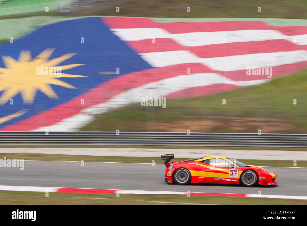 Sepang, en Malaisie. 08Th Nov, 2015. Aucune voiture Ferrari italien 37 quitte à son tour 2 Asian Festival de course de vitesse, Sepang, Malaisie Crédit : Chung Jin Mac/Alamy Live News Banque D'Images