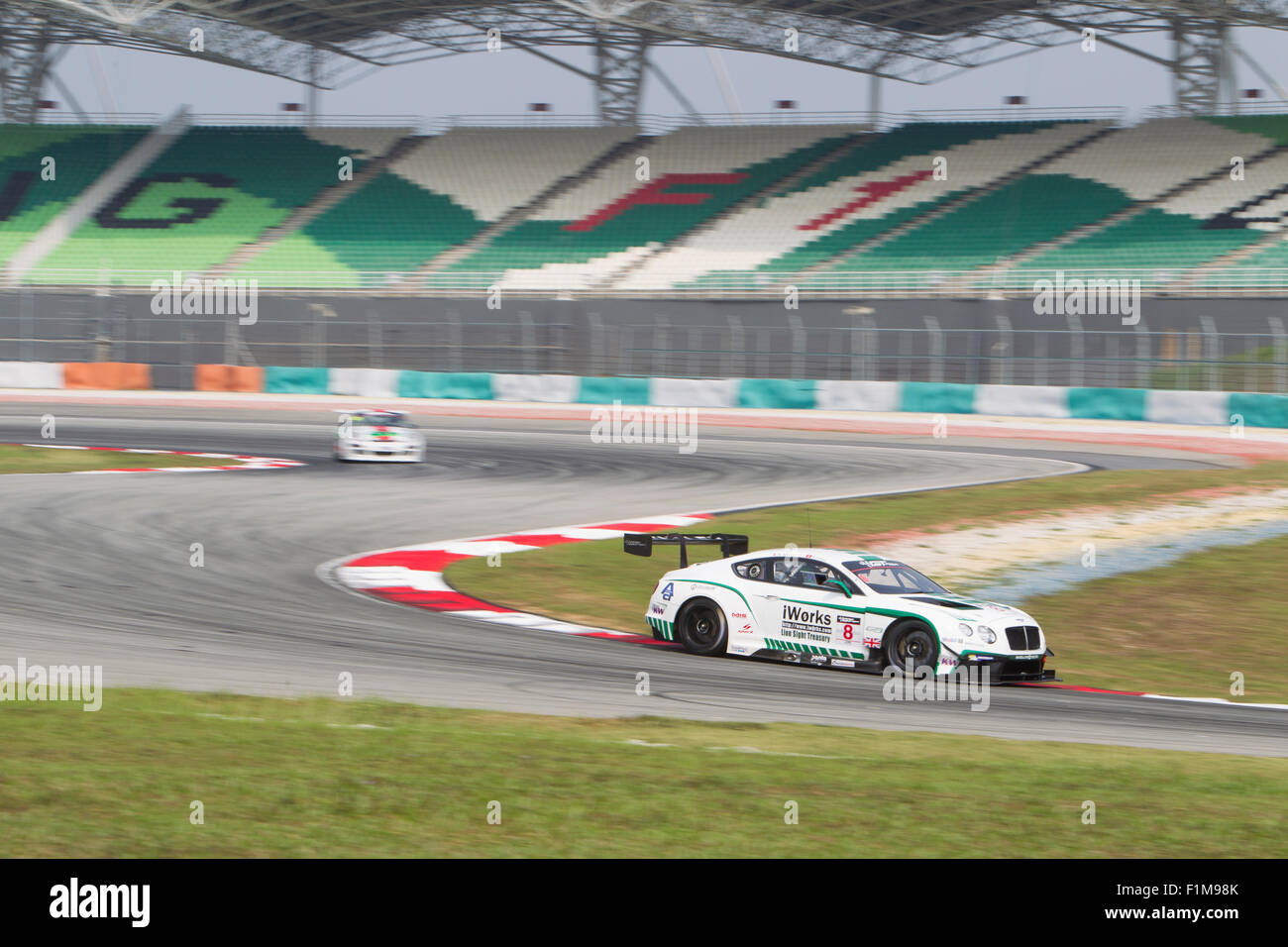 Sepang, en Malaisie. 08Th Nov, 2015. Voiture Bentley britannique n° 8 entre dans son tour à 2 Asian Festival de course de vitesse, Sepang, Malaisie Crédit : Chung Jin Mac/Alamy Live News Banque D'Images