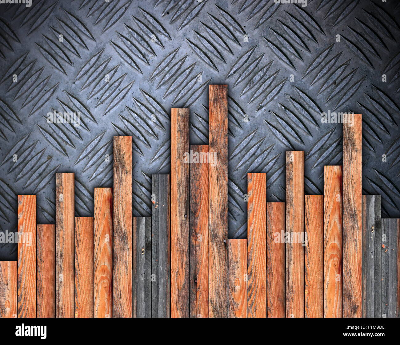 Les planches de bois marbre montage sur surface métallique altérée Banque D'Images