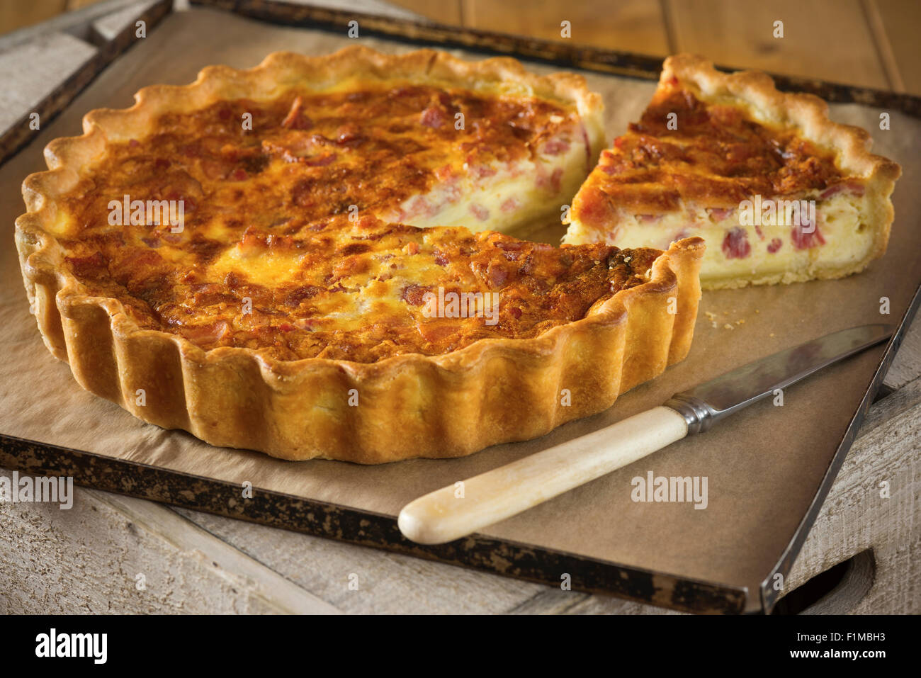 Quiche Lorraine. Tarte aux œufs et au bacon. France Food Banque D'Images