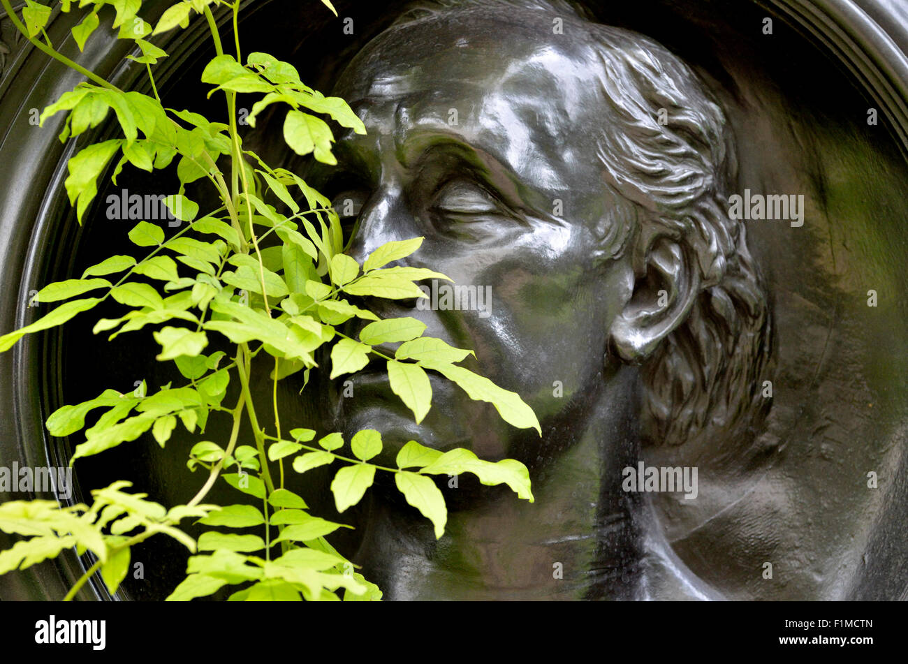 Londres, Angleterre, Royaume-Uni. Fontaine d'eau potable (1886, par George Frampton) commémoration Henry Fawcett à Victoria Embankment Gardens Banque D'Images
