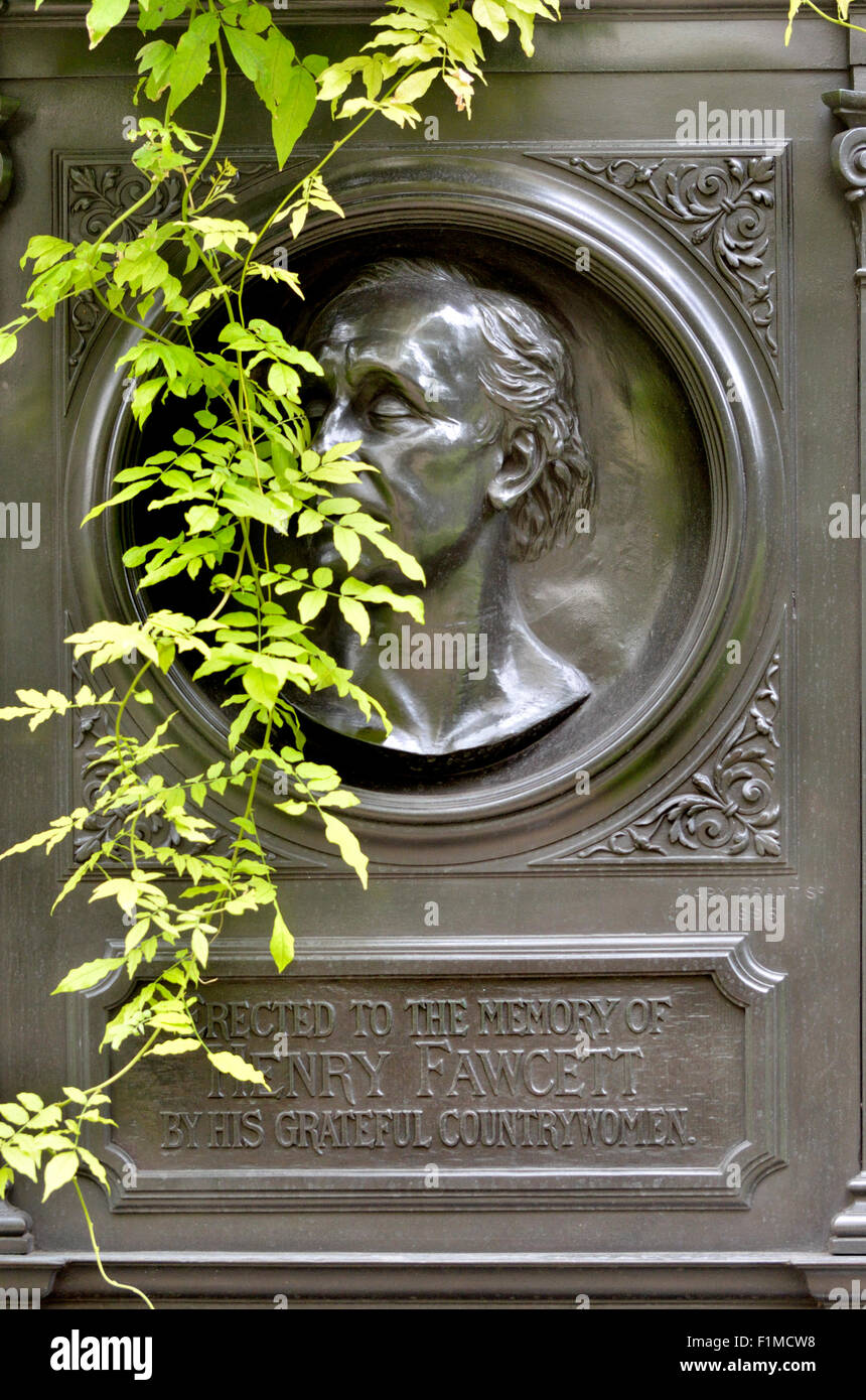 Londres, Angleterre, Royaume-Uni. Fontaine d'eau potable (1886, par George Frampton) commémoration Henry Fawcett à Victoria Embankment Gardens Banque D'Images
